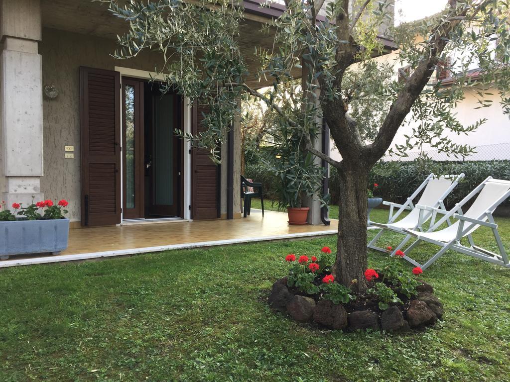 Casa Mary Due - Trilocale Con Giardino Privato A Due Passi Dal Lago Sirmione Exterior photo