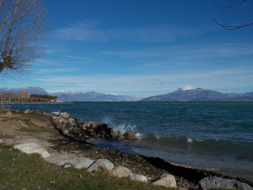 Casa Mary Due - Trilocale Con Giardino Privato A Due Passi Dal Lago Sirmione Exterior photo