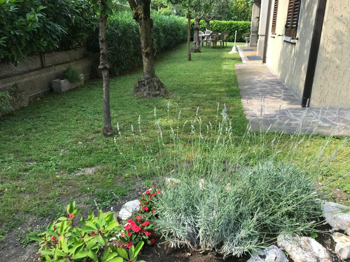 Casa Mary Due - Trilocale Con Giardino Privato A Due Passi Dal Lago Sirmione Exterior photo
