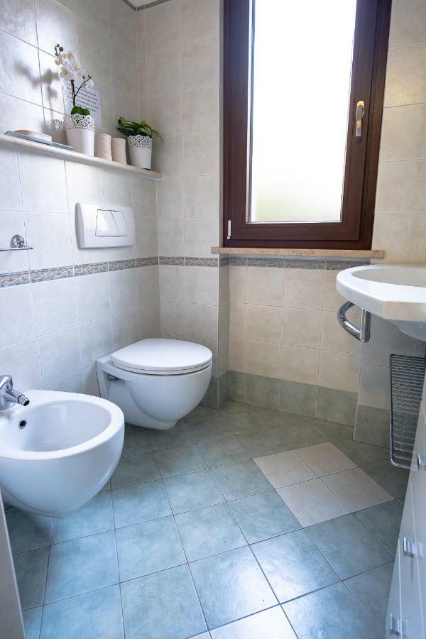 Casa Mary Due - Trilocale Con Giardino Privato A Due Passi Dal Lago Sirmione Exterior photo