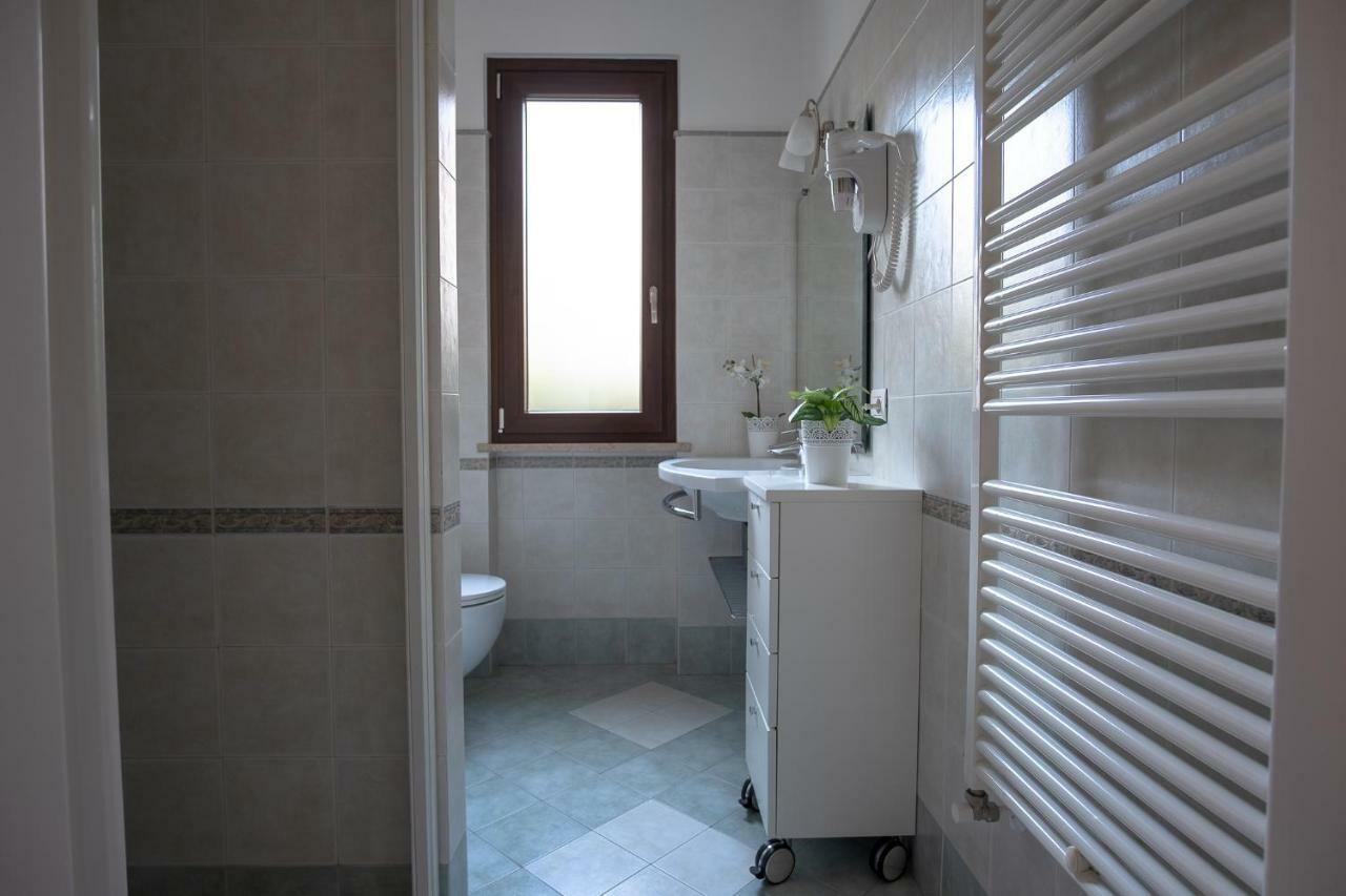 Casa Mary Due - Trilocale Con Giardino Privato A Due Passi Dal Lago Sirmione Exterior photo